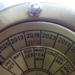 Brass perpetual calendar, rudder wheel Ø14cm