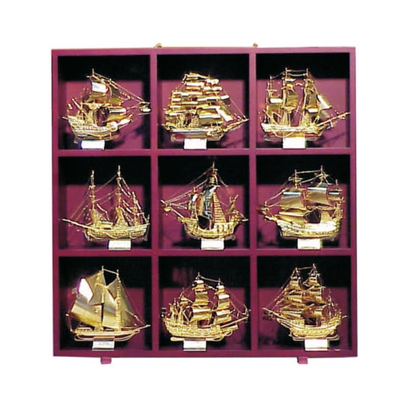Mueble de 57x57x9cm con 9 veleros famosos de latón