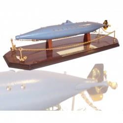 Submarino "Peral" en peana con cadenas 30x14cm