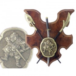 Panoplia con escudo, katana y 2 alabardas