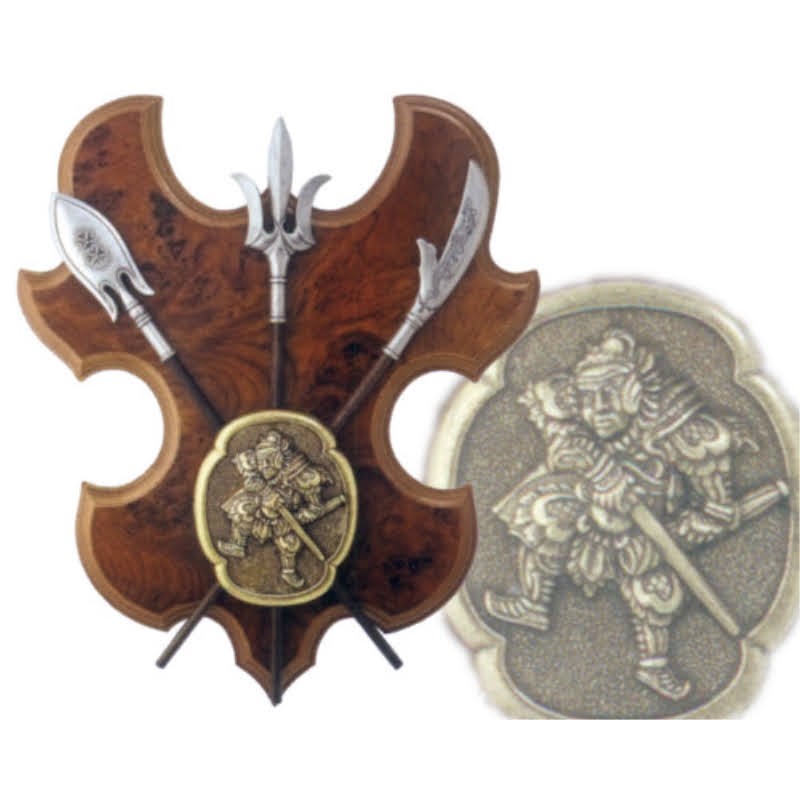 Panoplia con escudo y 3 alabardas